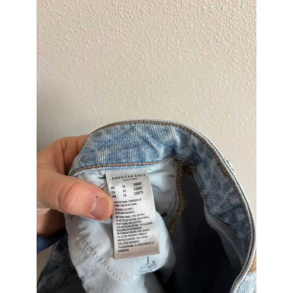 Women's American Eagle Women Light Wash High Waisted Mom Jeans Raw Hem 14 Short